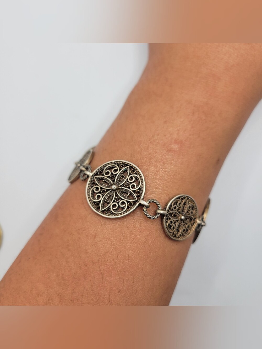 Vintage-Inspired Filigree Medallion Bracelet - Silver
